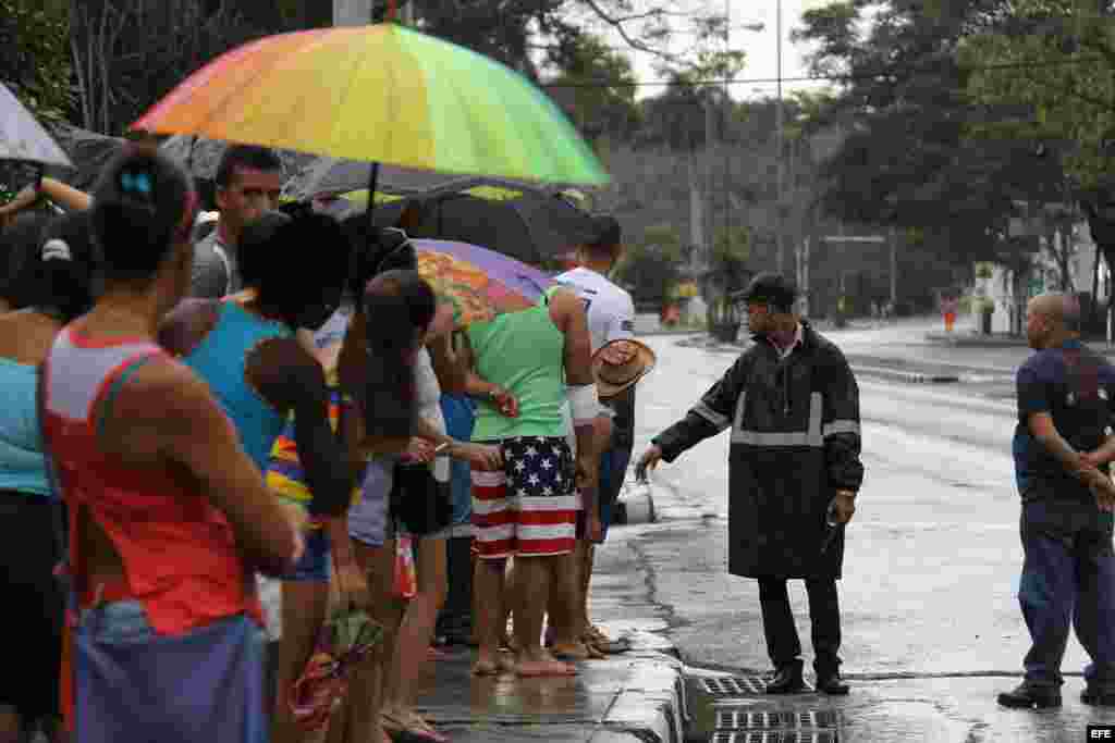 Un grupo de cubanos espera el paso de la caravana del presidente de los EEUU Barack Obama hoy, domingo 20 de marzo de 2016, en la Avenida de Rancho Boyeros.