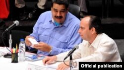 Nicolás Maduro (I), presidente de la República Bolivariana de Venezuela, conversa con Rogelio Polanco (D), embajador de Cuba en ese país.