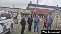 El secretario Zhang Ling (centro) durante su visita de inspección al monasterio de Tengdro en la ciudad de Shekar, condado de Tingri, Región Autónoma del Tíbet, el 2 de julio de 2020. 