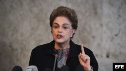 ROUSSEFF AFIRMA QUE NO RENUNCIARÁ PESE A LAS PRESIONES