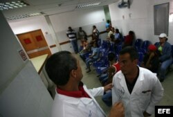 Médicos cubanos en el Centro Integral de Diagnóstico del programa sanitario "Barrio Adentro", Caracas. EFE