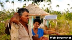 Campesinos de Cunagua en el municio Bolivia, de Ciego de Avila, recibieron un panel solar para su bohío