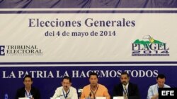 Los observadores internacionales (de izquierda a derecha), Manuel Carrillo, represenante del Instituto Nacional Electoral de México; Eugenio Chicas, representante del Tribunal Supremo Electoral de El Salvador; José Thompson, representante del Centro de Asesoría y Promoción Electoral (CAPEL); Mariano Rodríguez, representante de la Unión Interamericana de Organismos Electorales (UNIORE); y Sergio Donato, representante del Tribunal Electoral de Costa Rica, participan de rueda de prensa hoy, viernes 2 de mayo de 2014, en Ciudad de Panamá. Observadores electorales internacionales afirmaron hoy que esperan "resultados estrechos" en las elecciones generales del próximo domingo en el país, por lo que hicieron un llamado a la tolerancia y madurez entre los partidos políticos que participan en los comicios. 