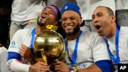 Jugadores de República Dominicana con el trofeo de la Serie del Caribe 2023 (AP Photo/Ariana Cubillos)