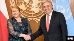 El secretario general de ONU António Guterres saluda a la entonces presidenta de Chile, Michelle Bachelet. (Archivo)