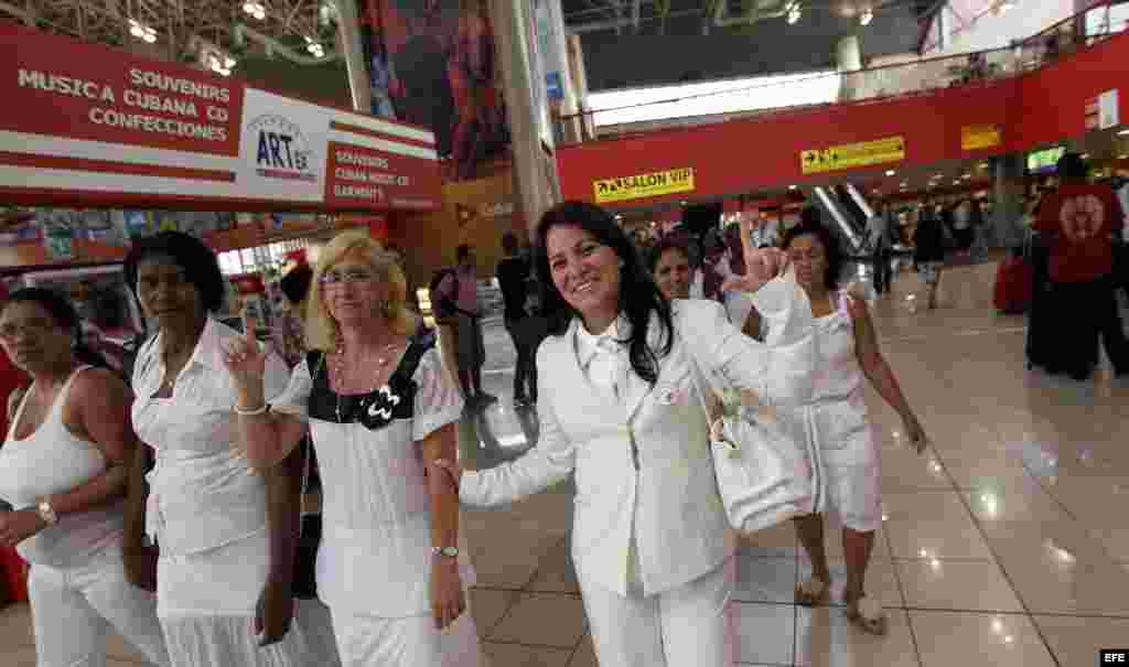 Laura Labrada (d), hija de la fallecida líder de las Damas de Blanco, Laura Pollán.