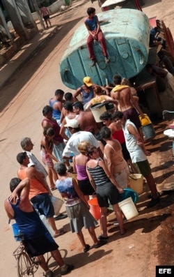 Fila para abastecerce de agua de un camión cisterna. Los residentes de Boyeros no tuvieron esa suerte.