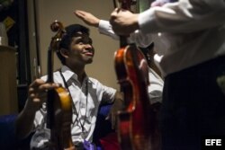 Fotografía del 16 de noviembre de 2014 que muestra a Arteaga antes de un concierto de la orquesta Sinfónica de Caracas en el Teatro Konserthuset de Gotemburgo, Suecia.