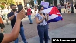 Rubio, junto a otros cubanos, explica la situación que vive la isla y por qué es urgente la ayuda humanitaria. (Captura de video/Facebook)