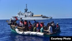 Embarcación con cubanos a bordo detectada a 65 millas al sur de Marathon, Florida, el 18 de mayo de 2022. (Foto: USCG/Erik Villa-Rodríguez)