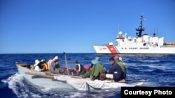 Foto de archivo: Otro grupo de balseros cubanos fue interceptado por la Guardia Costera a unas 40 millas al sur de Long Key, Florida, el 17 de mayo. (Foto: USCG/Erik Villa-Rodríguez)