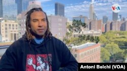 El cantante Yotuel Romero durante la entrevista con Voz de América en el barrio de Chelsea, en Manhattan, Nueva York. [Foto: Antoni Belchi / VOA]