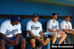 De izquierda a derecha, Yasiel Puig, Jon Jay, Clayton Kershaw y Brayan Peña.