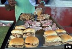 Un vendedor de "pan con lechón".