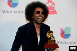 Alex Cuba posa con su gramófono por la categoría Mejor Álbum Cantautor. EFE