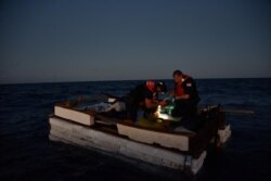 Otra balsa interceptada, el mismo día, a unas 45 millas de Cayo Hueso. (Foto: Oficial José Hernández/USCG)