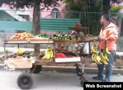 Venta de alimentos por los carretilleros