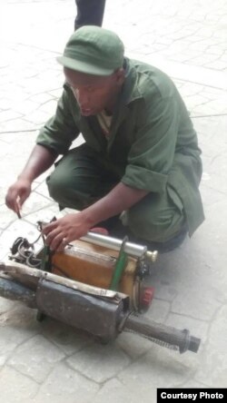 Un hombre en la capital se prepara para fumigar Foto Serafín Morán