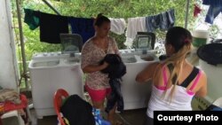 Los vecinos de la localidad de Turbo, Colombia, donaron dos lavadoras a los cubanos albergados en el almacén. Foto: R. Quintana.