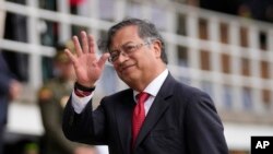 El presidente de Colombia, Gustavo Petro, saluda a los periodistas durante la ceremonia de juramentación de su nuevo jefe de policía, en Bogotá. (AP/Fernando Vergara).