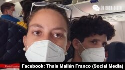 Thais Mailén Franco junto a su hijo, en el avión para salir de Cuba.