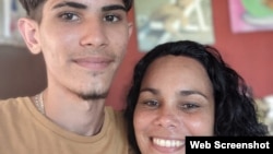 Raisa Velázquez junto a su hijo, Josué Menéndez. (Foto: CubaNet)