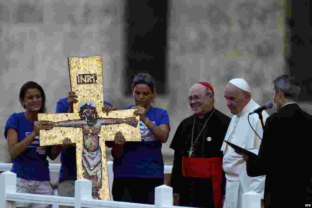 - Jóvenes le regalan una cruz al papa Francisco hoy, domingo 20 de septiembre de 2015, en el Centro Cultural Padre Félix Varela, en La Habana (Cuba). EFE/Orlando Barría