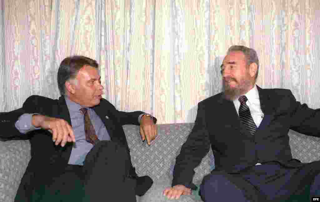 En la foto, Felipe González en la reunión que mantuvo con el presidente cubano, Fidel Castro, en Bariloche, Argentina, en 1995.