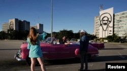 Turistas se toman fotos en la Plaza de la Revolución, en la Habana. (REUTERS/Alexandre Meneghini)