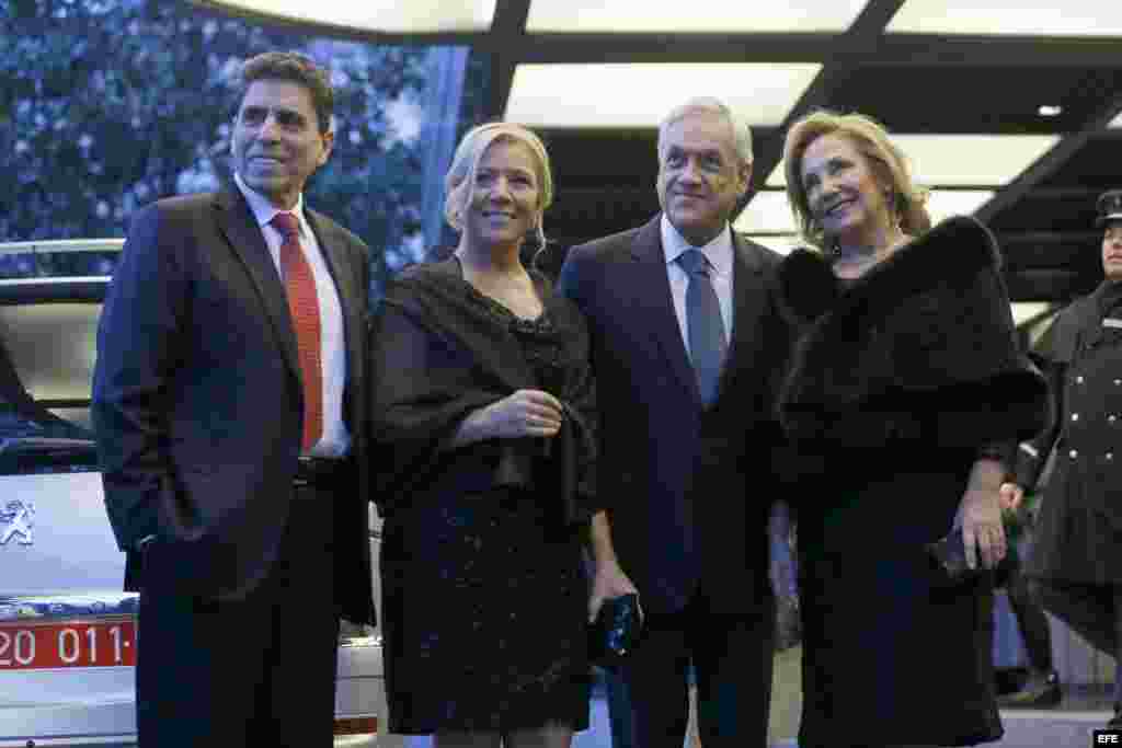 El expresidente de Chile Sebastián Piñera (2d), su mujer Cecilia Morel (d), junto al político y escritor Mauricio Rojas (i) y su pareja,