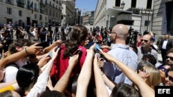 El candidato de Unidos Podemos a la Presidencia del Gobierno, Pablo Iglesias, hace declaraciones frente al edificio del Congreso de los Diputados.