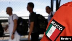 Foto Archivo. Cubanos hacen fila en el puente Santa Fe, de Ciudad Juárez, a la espera de agentes de seguridad fronteriza de EEUU para solicitar asilo. (REUTERS/Jose Luis Gonzalez)