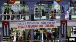 ARCHIVO. Varias personas recorren el centro comercial Carlos III. 