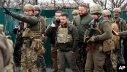 El presidente de Ucrania Volodymyr Zelenskyy este lunes en la ciudad de Bucha. (AP Photo/Efrem Lukatsky).