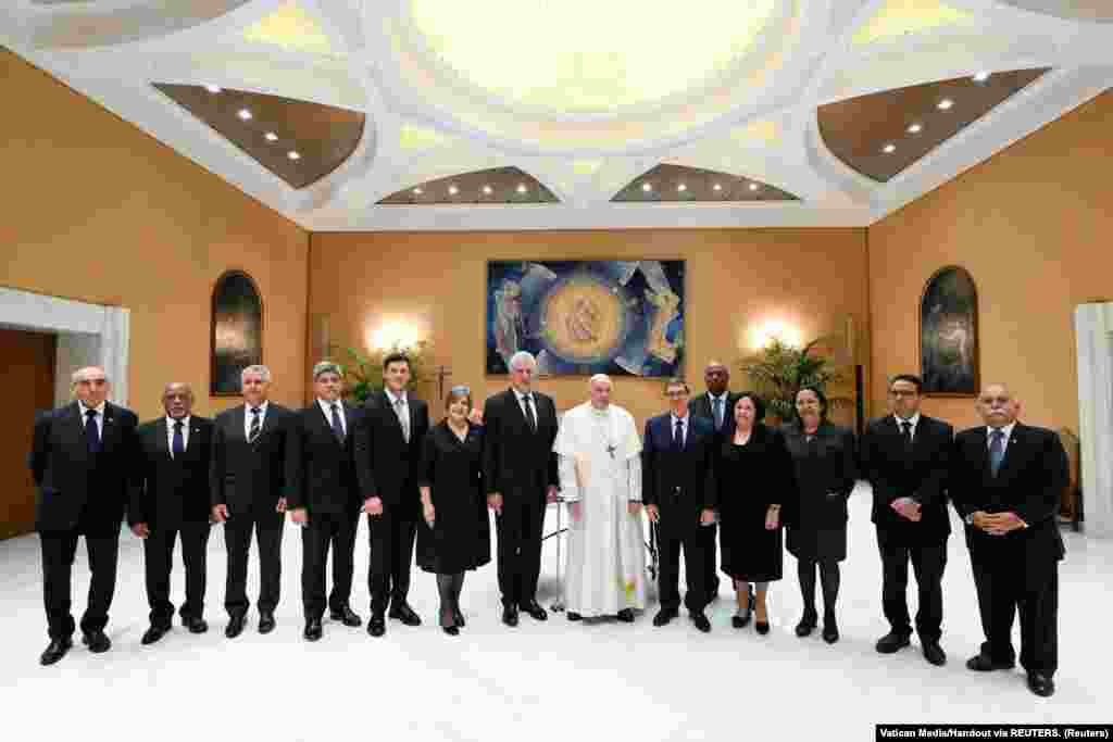 El Papa Francisco posa con Miguel Díaz-Canel en el Vaticano, el 20 de junio de 2023. Anido Cuesta posa junto a su madre Lis Cuesta.