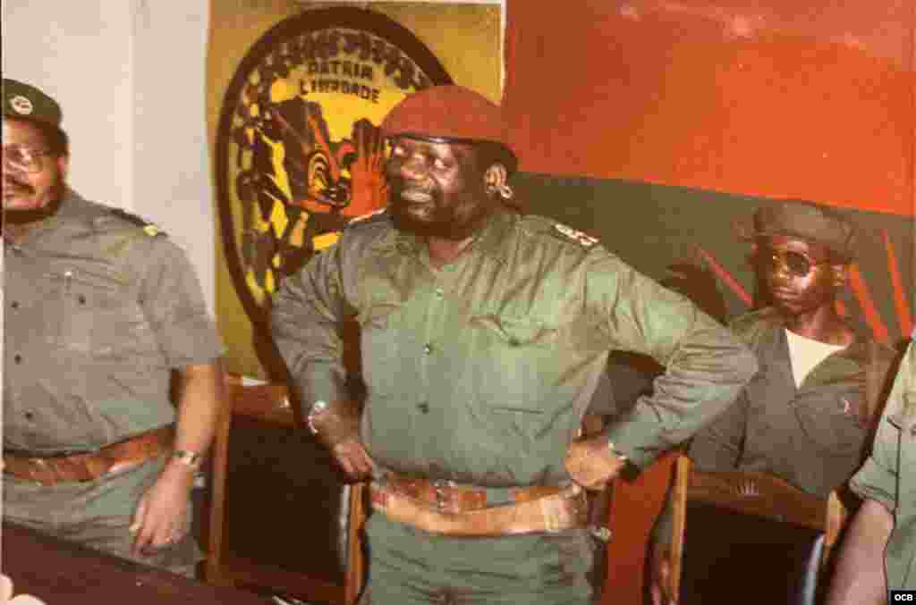 Jonas Savimbi se reúne con alto mando militar.