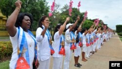 Berta Soler (i), líder del grupo Damas de Blanco, participa en la tradicional marcha por la 5ta avenida, en La Habana (Archivo)