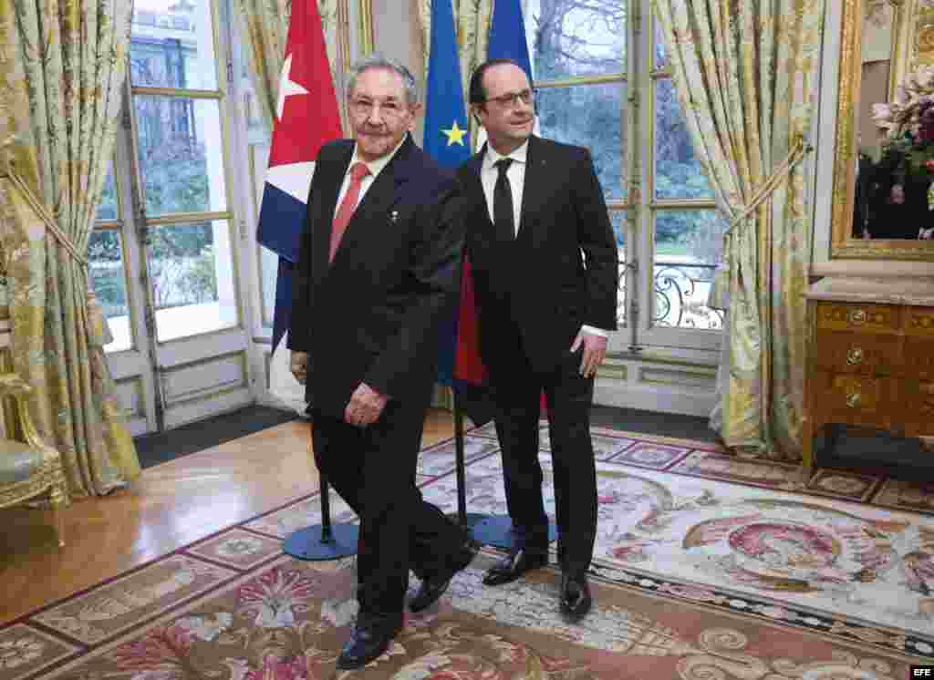 El presidente de Cuba, Raúl Castro (i) y con su homólogo francés François Hollande (d) durante su encuentro en el palacio del Elíseo en París