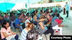 Bajo un techo de nylo el pastor Bernardo de Quesada oficia un culto en el lugar destruido por las autoridades cubanas.