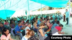 El pastor Bernardo de Quesada oficia un culto bajo una carpa improvisada en Camagüey. (Archivo)