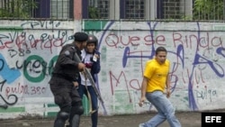 Manifestantes se enfrentan a policías en Managua