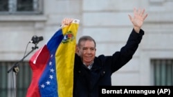 El líder opositor venezolano Edmundo González saluda a sus partidarios en la Puerta del Sol, en el centro de Madrid, España, donde pidió asilo. (AP/Bernat Armangue/Archivo)