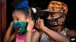 Andrés Jiménez vende máscaras de confección casera a sus vecinos. AP Photo / Ramon Espinosa