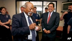  El pelotero cubano Luis Tiant firma autógrafos para sus fans en el Departamento de bomberos de Manchester, en New Hampshire. (AP/Cheryl Senter, Archivo)