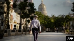 Un policia vigila las calles de La Habana durante la pandemia. Ramon Espinosa / POOL / AFP)