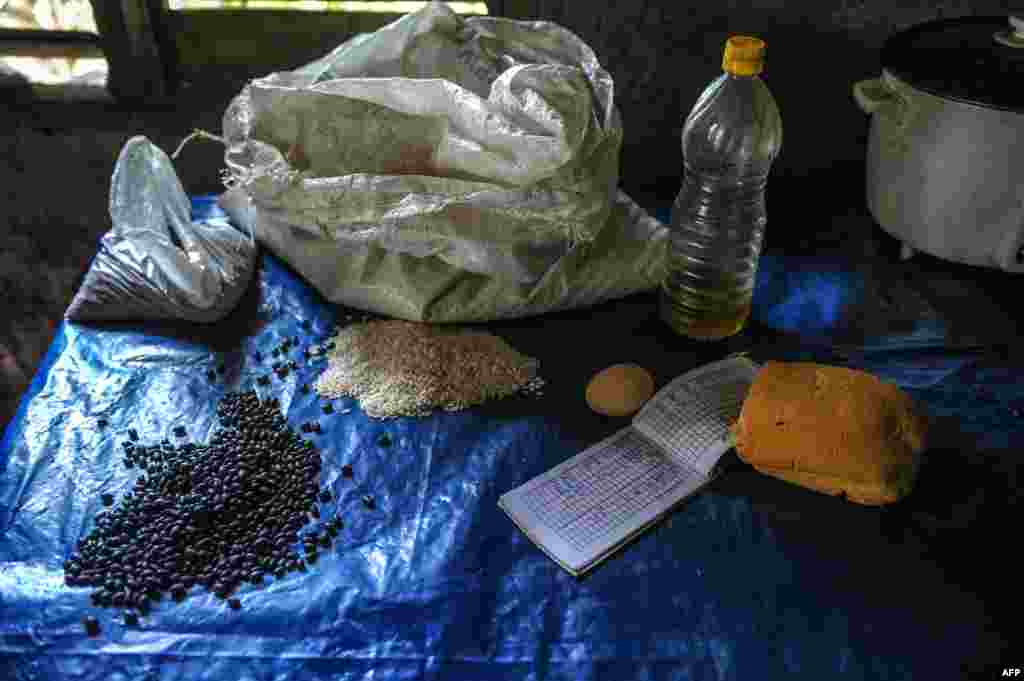 Vista de los productos de la canasta básica de los cubanos.&nbsp;La dieta del cubano se basa en arroz, pan y frijoles. La carne de res y el pescado son los productos que menos se consumen.&nbsp;YAMIL LAGE / AFP