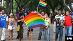 Archivo - Grupo de activistas independientes cubanos celebra una marcha por el Día del Orgullo Gay el 28 de junio del 2011, en La Habana. 