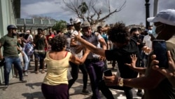 La policía detiene a un manifestante antigubernamental el domingo 11 de julio de 2021 durante una protesta en La Habana. (AP Foto/Ramón Espinosa)