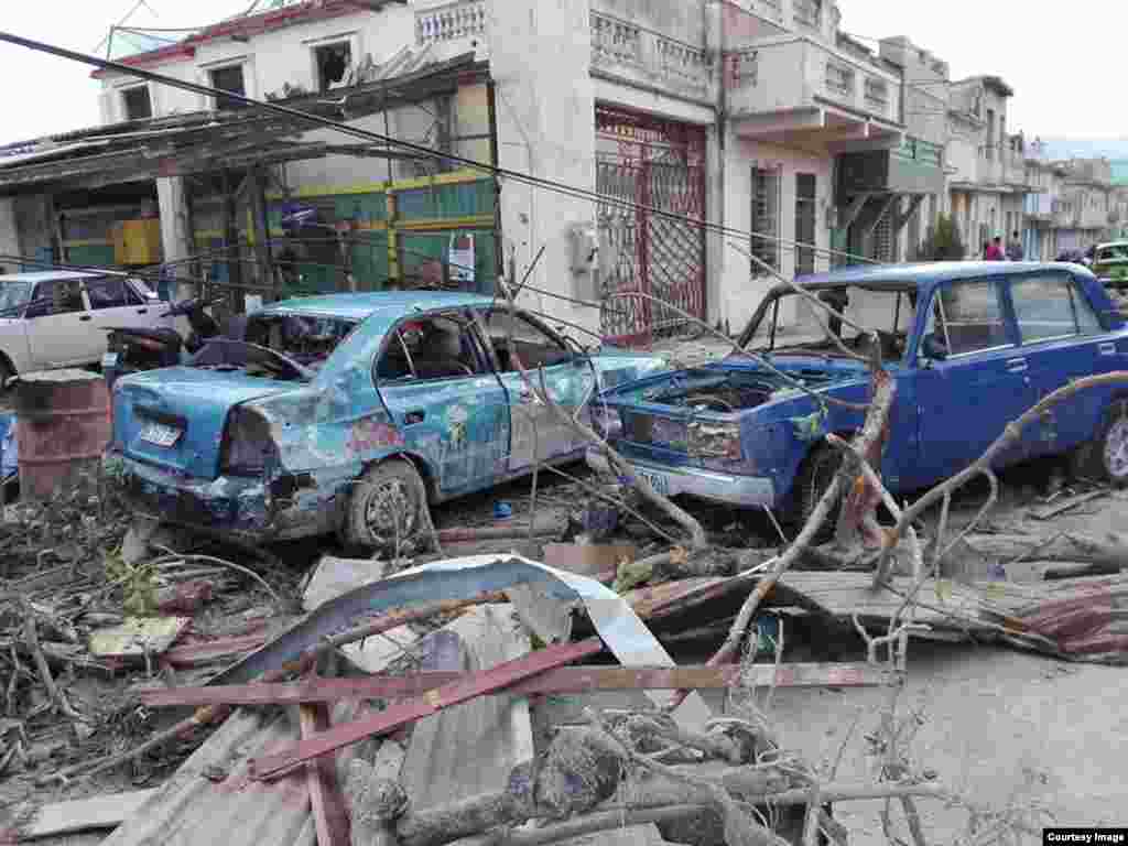 Intenso tornado causa severos daños en La Habana