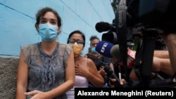 Amelia Calzadilla, el 13 de junio de 2022, tras sostener una reunión con funcionarios en la Asamblea Municipal del Cerro, en La Habana. (Reuters/Alexandre Meneghini).